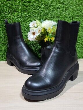 Stuart Weitzman Norah Chelsea Boots - Black / US 10